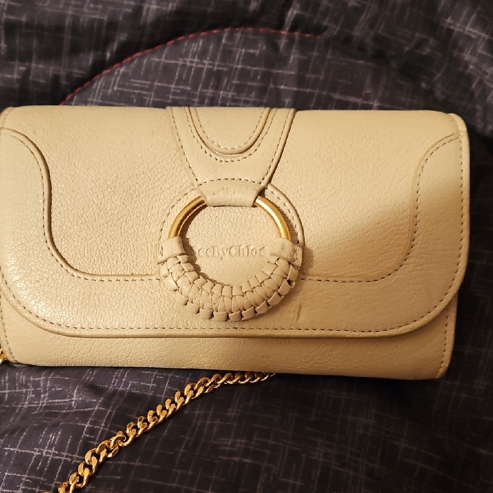 Elegant Cream and Gold Wristlet with Circular Closure